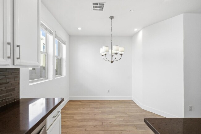 Building Photo - 820 N 8th Ave