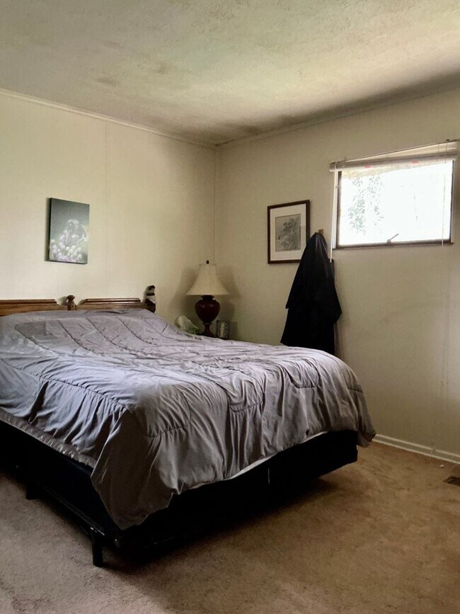 Building Photo - 3 Bedroom 1 Bath Near UGA and 5 Points! Available August 10th!