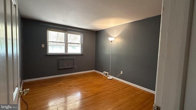 Building Photo - 5464 Vicaris St