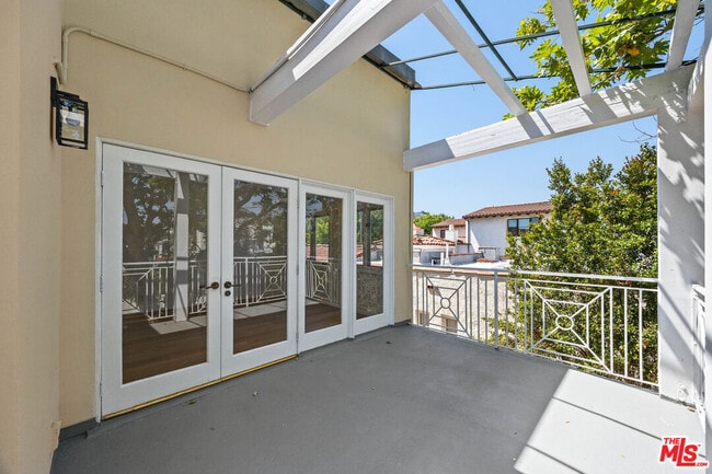 Building Photo - 244 S Almont Dr