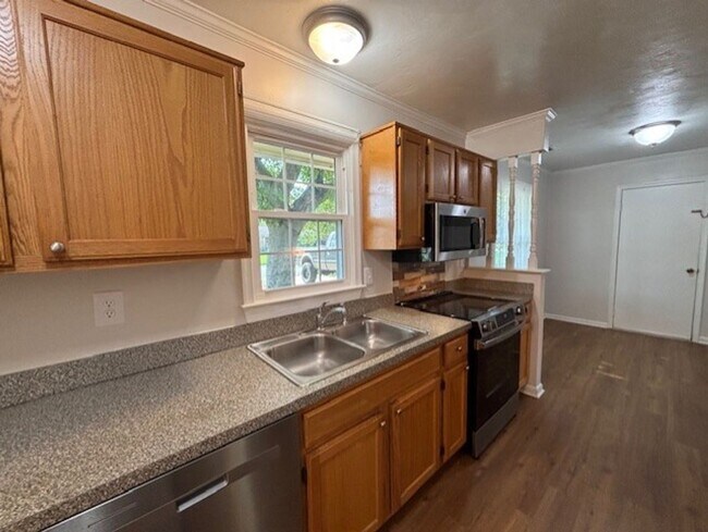Building Photo - Windsor Oaks West