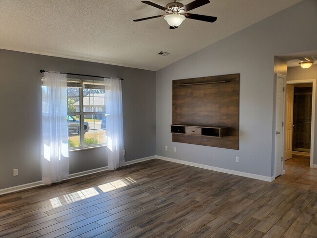 Building Photo - Maryville 37804 - 3 bedroom, 2 bedroom home - Call Karen Robertson (865) 454-7626