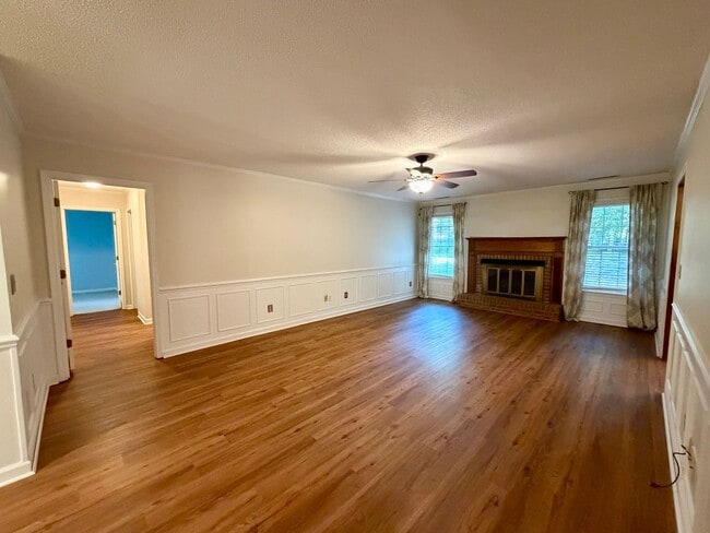 Building Photo - Fabulous Home Near Alice Drive!