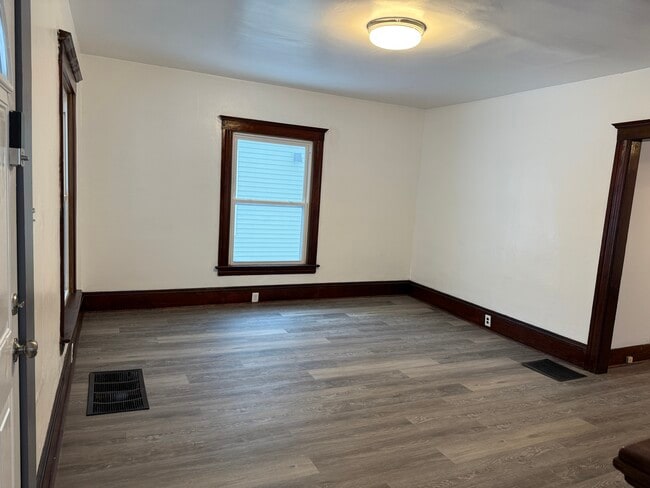 Building Photo - 3 Bed/1 Bath - Unit 132Ngor