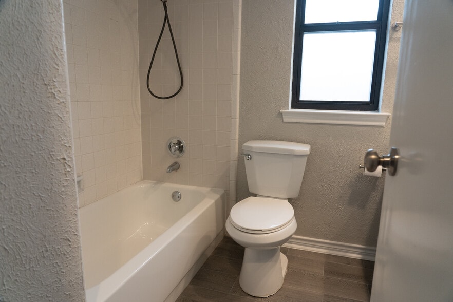 Guest bathroom features quartz countertops and shower tub combo - 812 Via Madonna