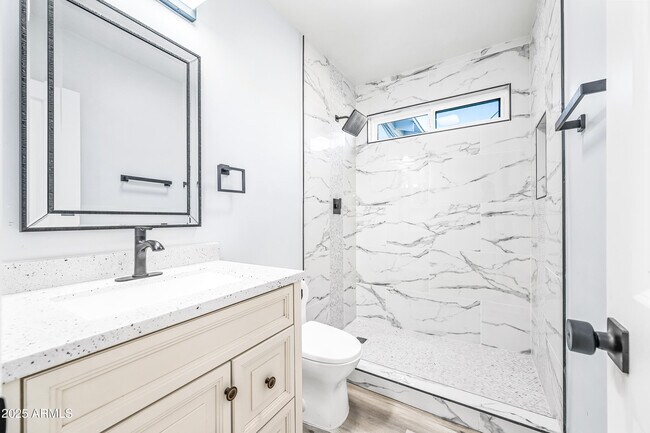 Building Photo - 1608 E Hudson Dr