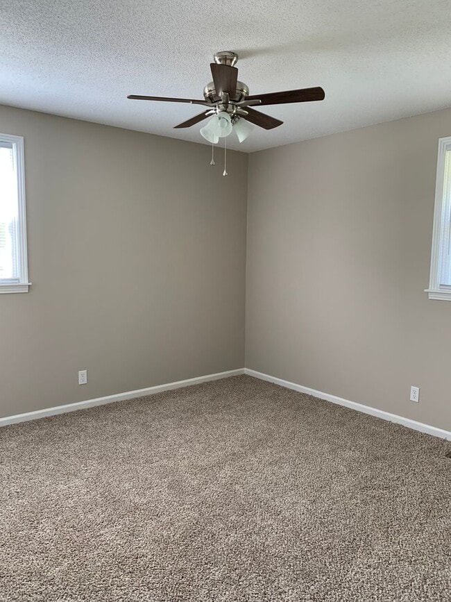 Building Photo - 3 Bedroom Home For Rent in St. Bethlehem Area!