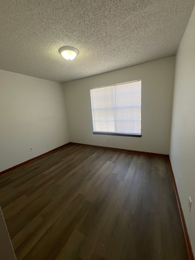 Building Photo - 2 Bedroom 1 bath for lease