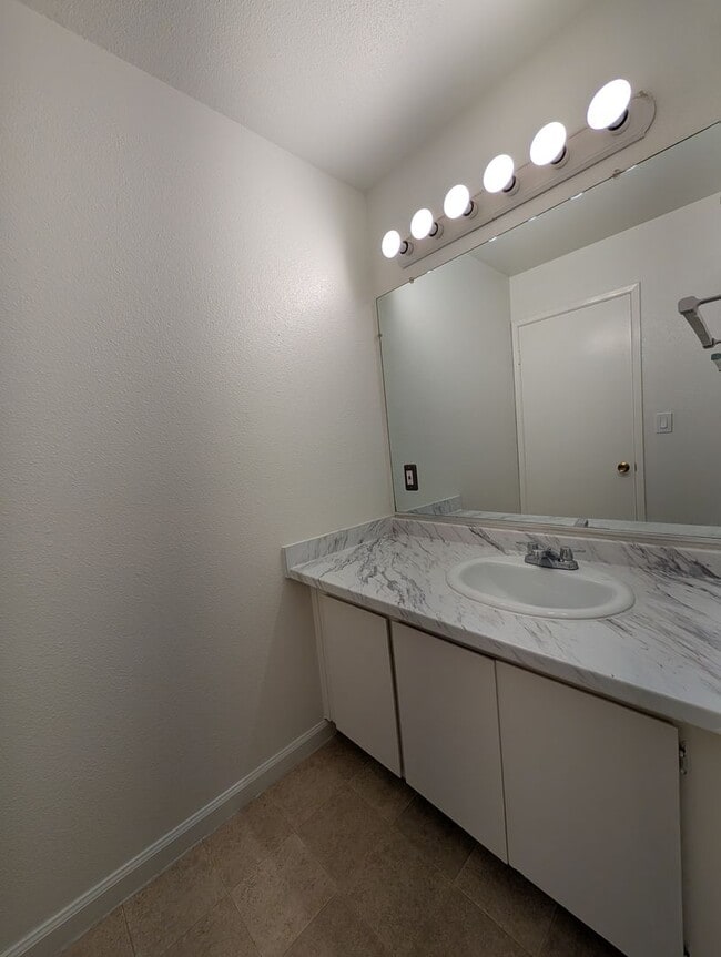 Building Photo - 3 bed / 2 bah Condo. Hardwood floor, forced heat, lots of HOA amenities