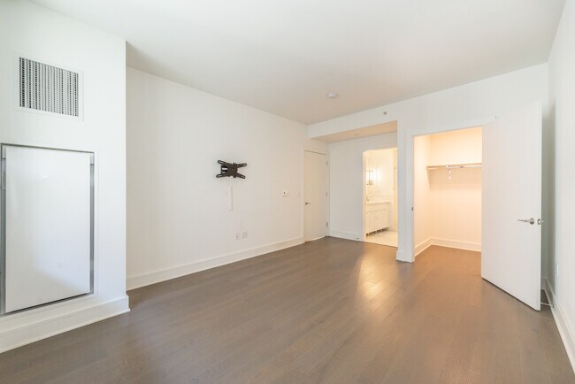 Building Photo - 9 Ave at Port Imperial