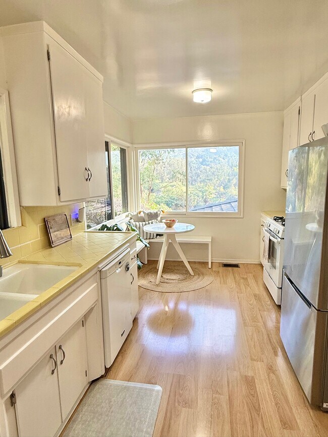 Kitchen - 2729 Palos Verdes Dr N