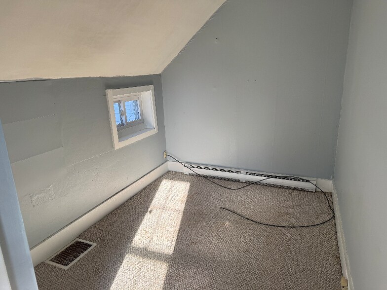 Building Photo - 302 Maine St