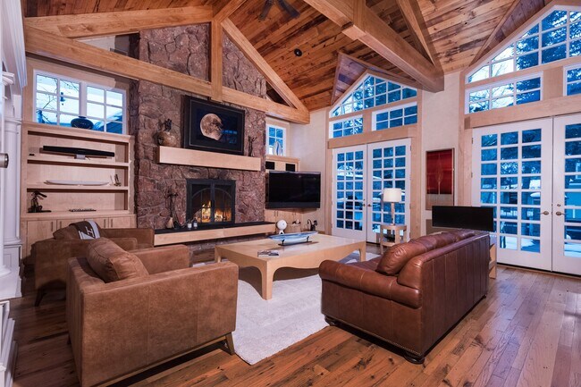 Building Photo - 437 W Smuggler St