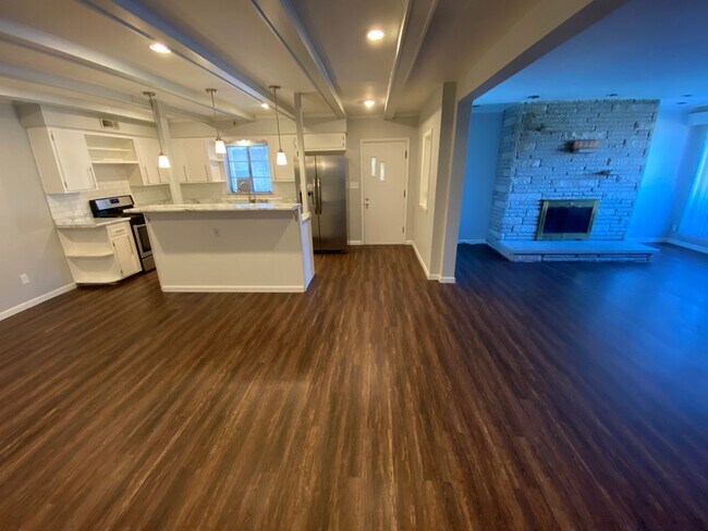 Building Photo - Remodeled Westgate Home with Attached Prof...