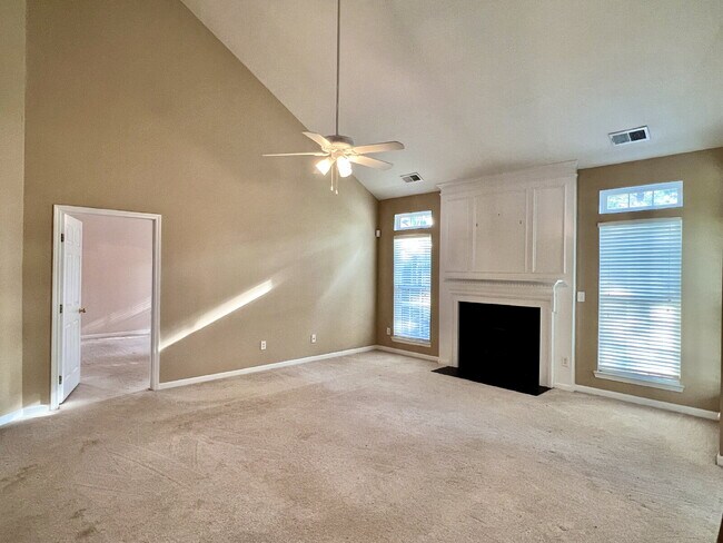 Building Photo - EXCELLENT LOCATION!