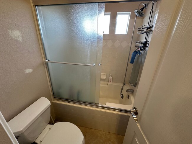 Building Photo - 2 Bed, 2 Bath in Courtyard Estates!