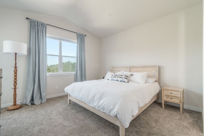 Building Photo - Gorgeous Home with a view!! Available Now!!