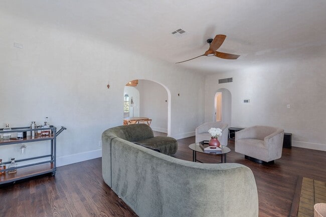 Building Photo - Rare 2 Bed 2 Bath Remolded Home in FQ Hist...