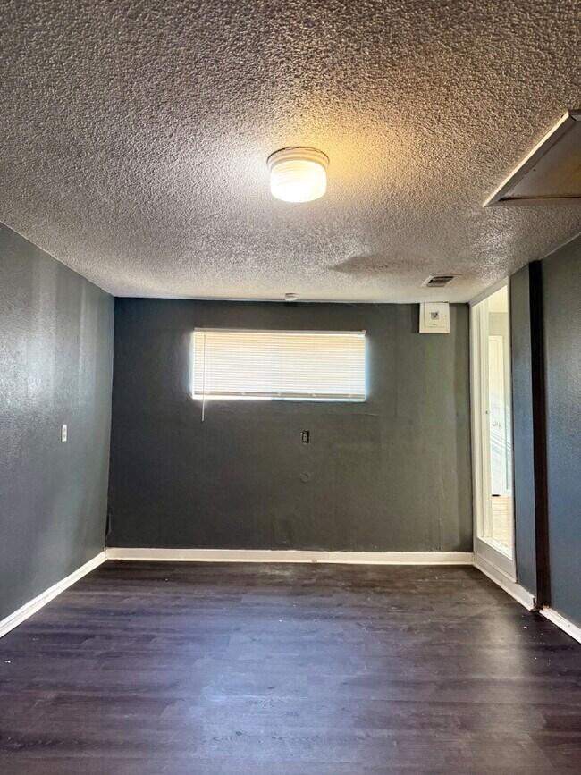 Building Photo - Steps from Beautiful  Park, Bonus Room & Central Lubbock Living!