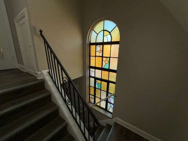 Building Photo - Beautiful Renovated Colonial