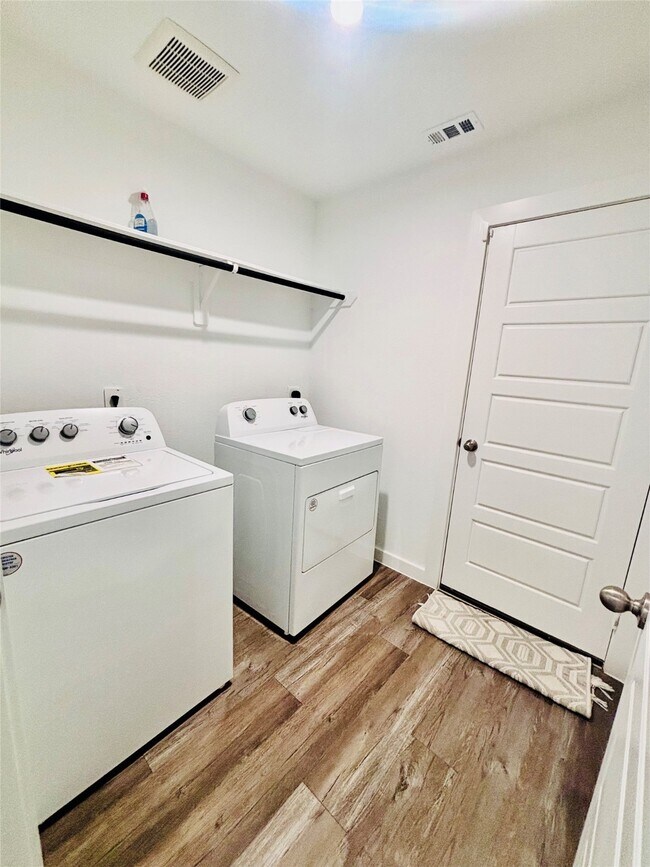 Building Photo - 1119 Fringed Bluestar Dr