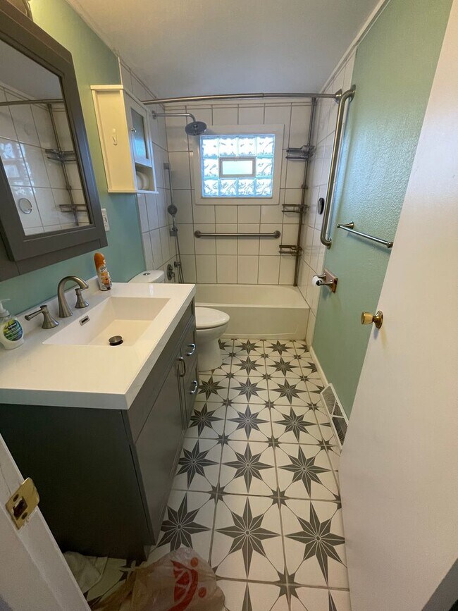 Building Photo - 3 bed/ 1 bath Single Family House