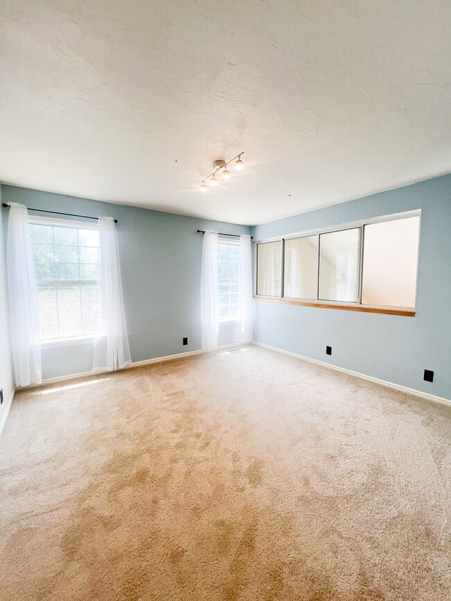 Building Photo - Stylish Light & Bright Space in the Heart ...