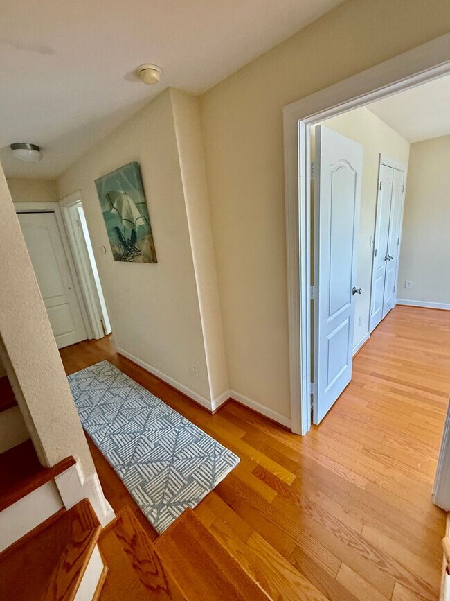 Building Photo - 3BD/3.5 Condo with Garage & Backyard in Shadowlawn! Blocks to the Beach! AVAILABLE NOW!
