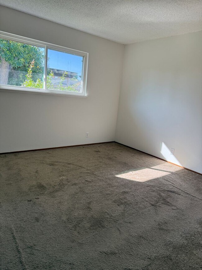 Building Photo - 1562 Oakroyal Dr