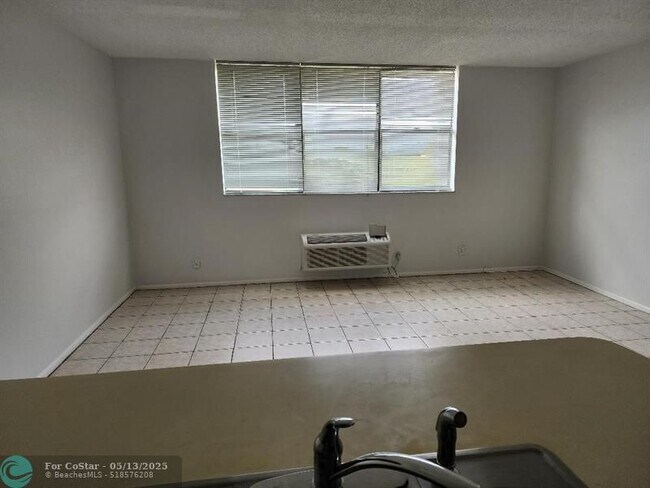 Building Photo - 2501 Riverside Dr