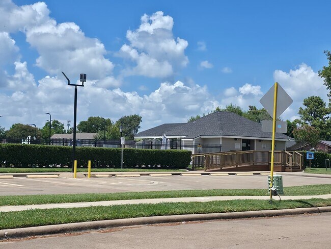 Building Photo - 13915 Old Village Ln