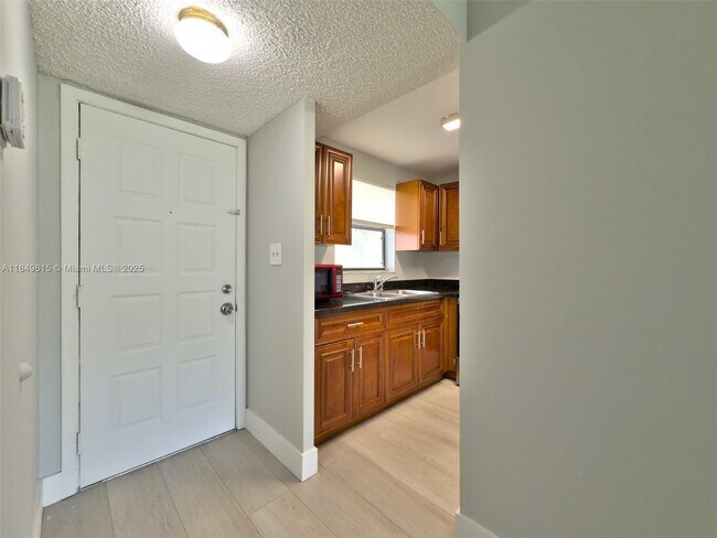 Building Photo - 6001 Shaker Wood Cir