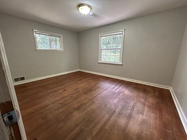 Building Photo - 2 Bed, 1.5 Bath Home with Basement and Sunroom