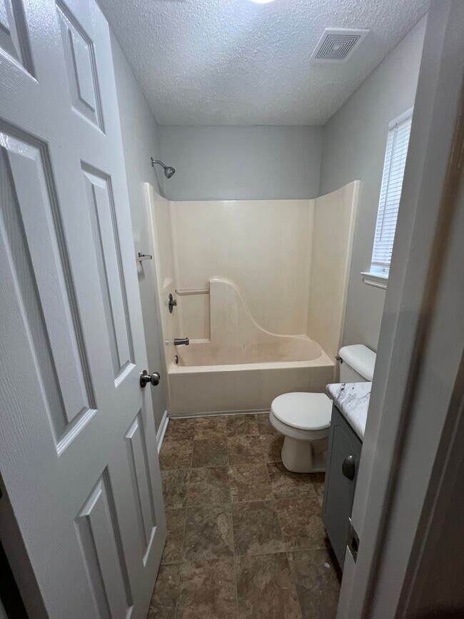 Building Photo - SUMMER MOVE-IN SPECIAL: $500 OFF 1ST MONTH...