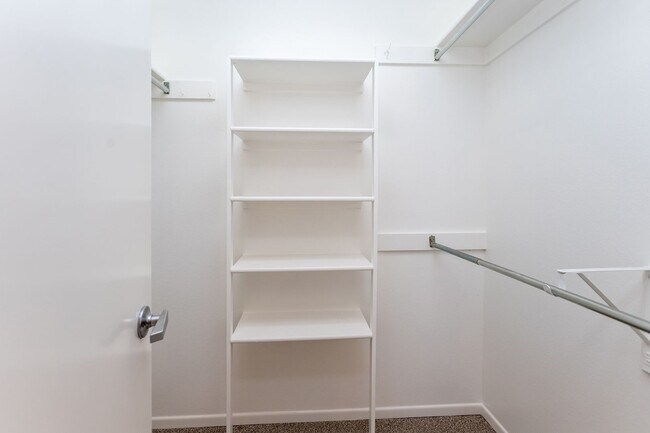 Building Photo - Spacious & Bright Broadmoor Townhome with Covered Deck!