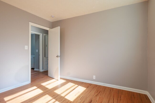 Building Photo - Gorgeous 4 bed 2 bath single-family home in Council Bluffs, IA