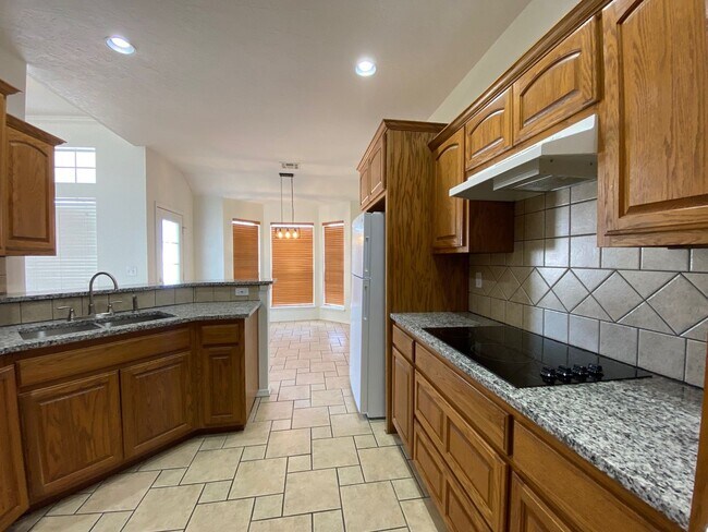 Building Photo - Great location with easy highway access.