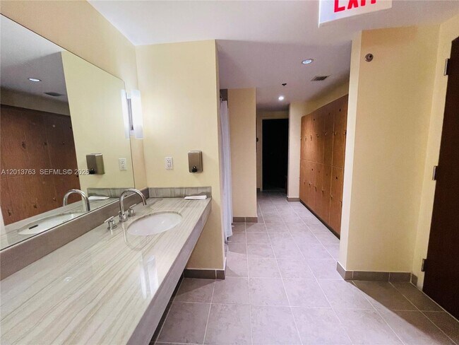 Building Photo - 2681 N Flamingo Rd