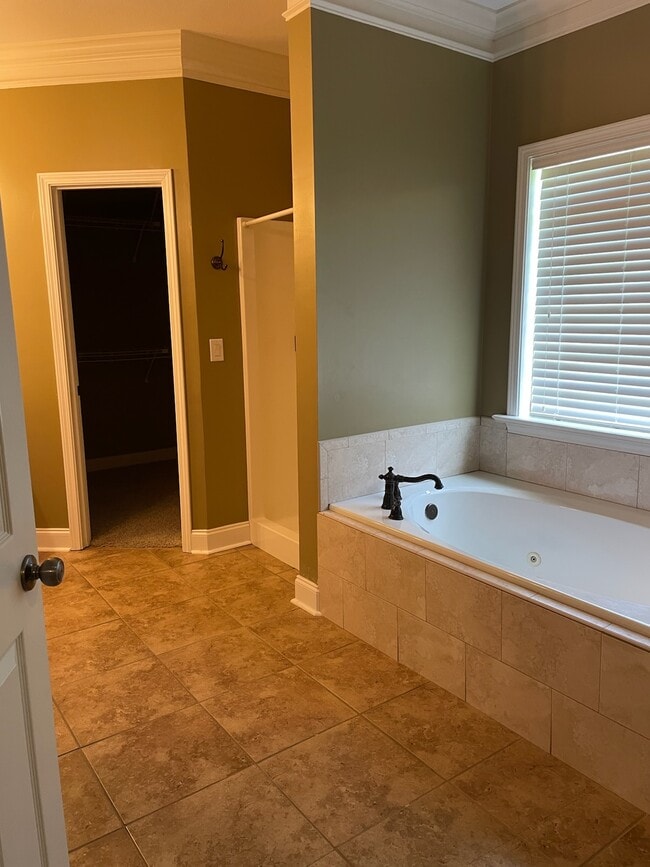 Building Photo - 266 Willow Lake Dr