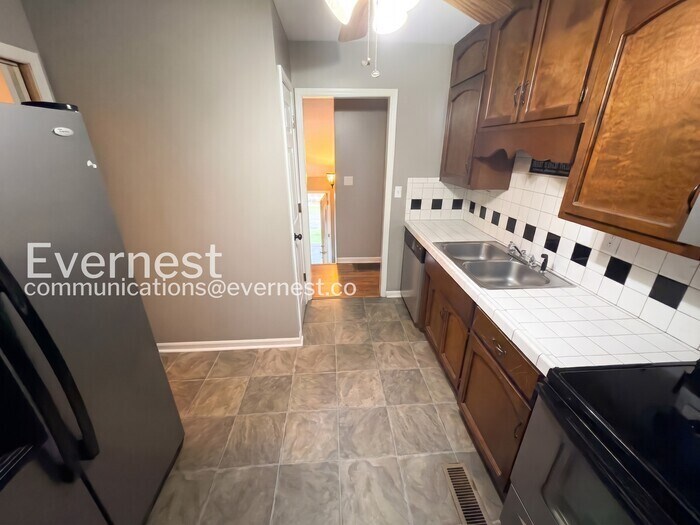 Building Photo - 716 Brookview Dr