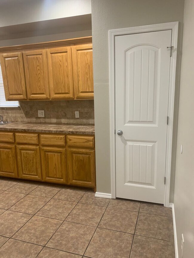 Building Photo - Spacious 3-Bed, 2.5-Bath Fourplex with Gar...