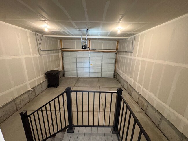 Building Photo - FOUR BED HOME AVAILABLE NOW