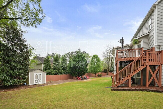 Building Photo - 371 Fenbrook Way SW