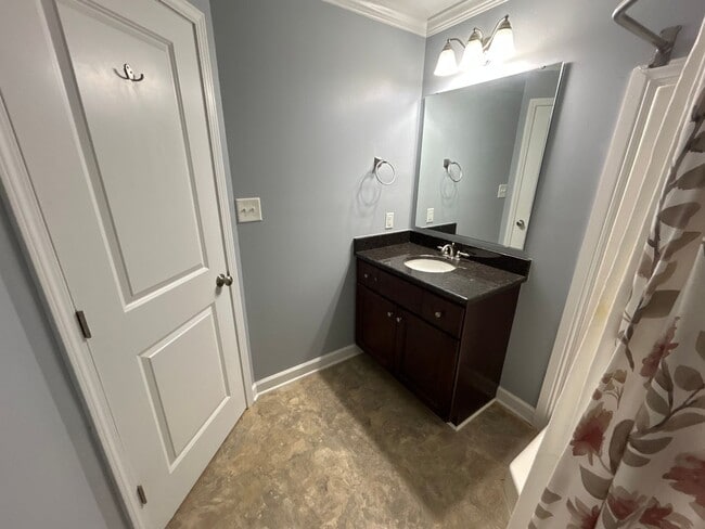 Building Photo - 4 Bedroom | 3 Bathroom Raleigh Home with F...