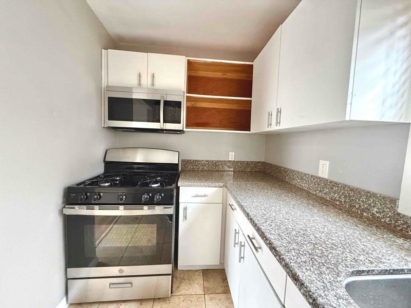 Building Photo - 532 W 77th St
