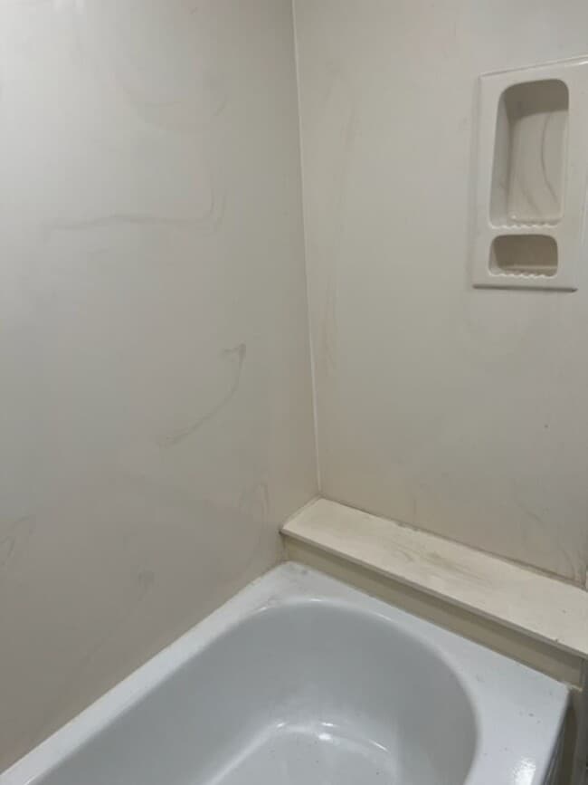 Building Photo - 4 BEDROOM HOME IN SKYWAY!!