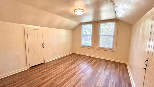 Building Photo - Hillside Ave #115