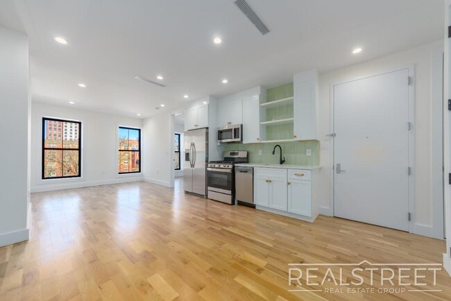 Primary Photo - Stunning 3 bed 2 Bath Brownstone Floor Thr...