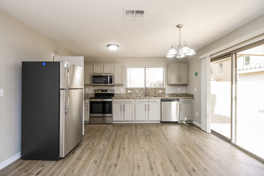 Building Photo - 650 E Woodsman Pl