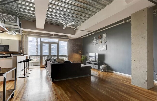 Building Photo - Beautiful and Spacious Loft-Style Condo 1 Bed/1.5 Bath Near Ballpark
